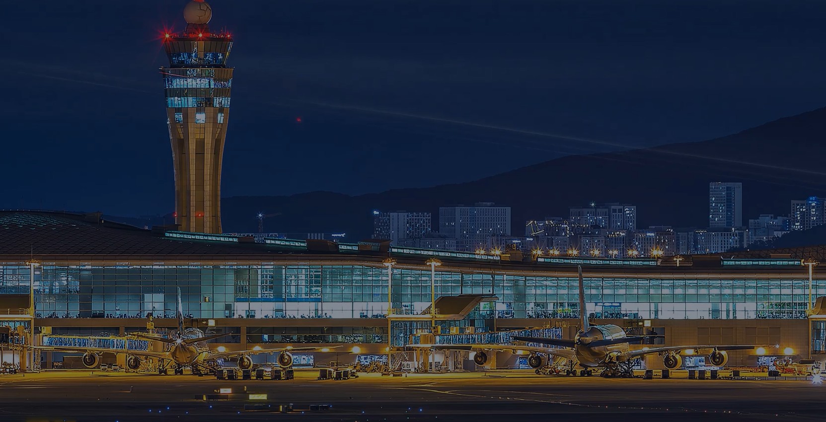 航空交通を監視する管制塔のある空港のパノラマ風景