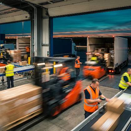 Connected logistics assets integrating AI, Digital Twins, GIS and predictive maintenance for unified utility operations